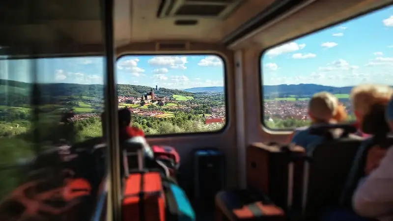 El tren panorámico ofrece paisajes europeos vibrantes