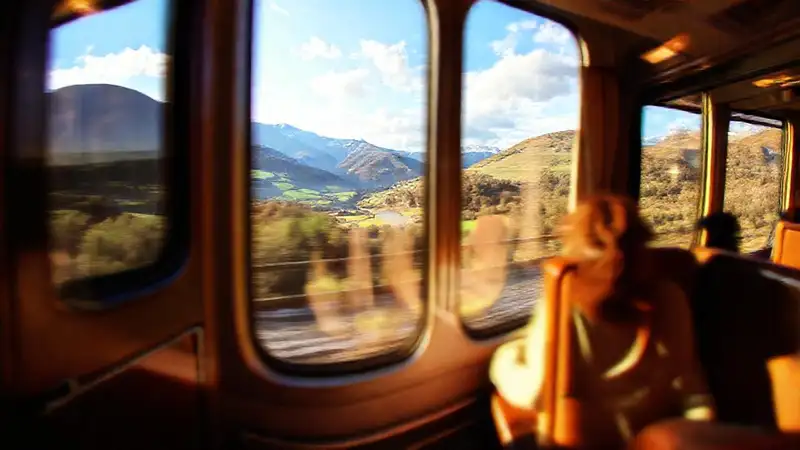 Un tren europeo ofrece vistas panorámicas lujosas