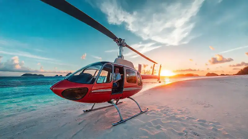 Helicóptero en playa oceánica, aventura y color