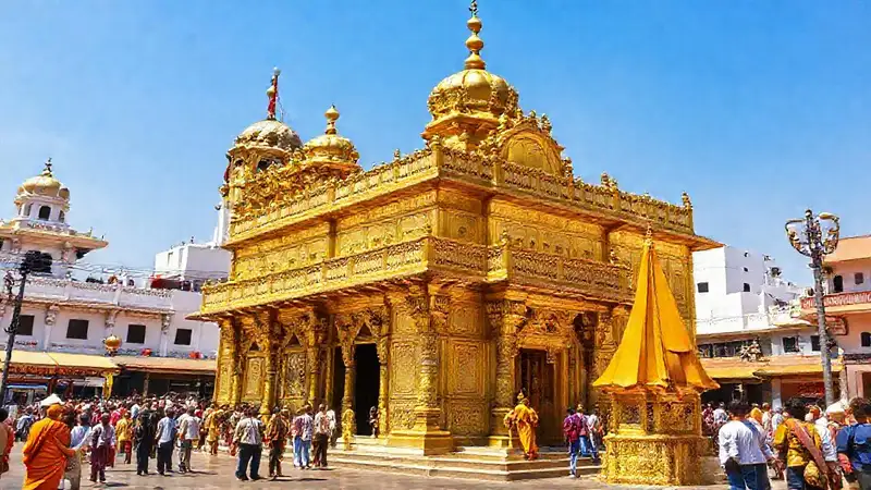 El Templo Dorado brilla en la India