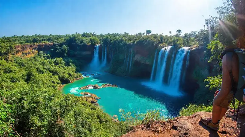 Un guía explora cascadas etíopes vibrantes