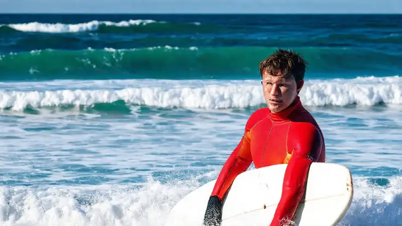 Surfista en ola australiana