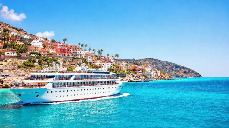 Crucero mediterráneo ofrece vistas lujosas y soleadas