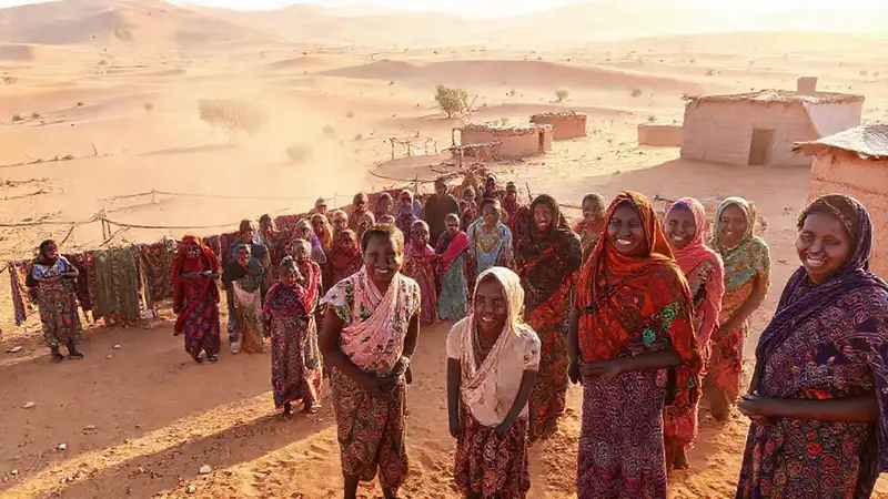 Un pueblo africano ofrece esperanza y color