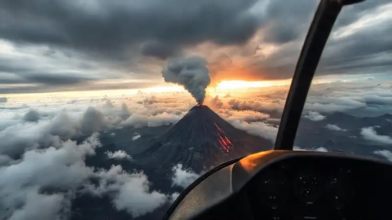 Helicóptero volcánico sobre paisaje ominoso