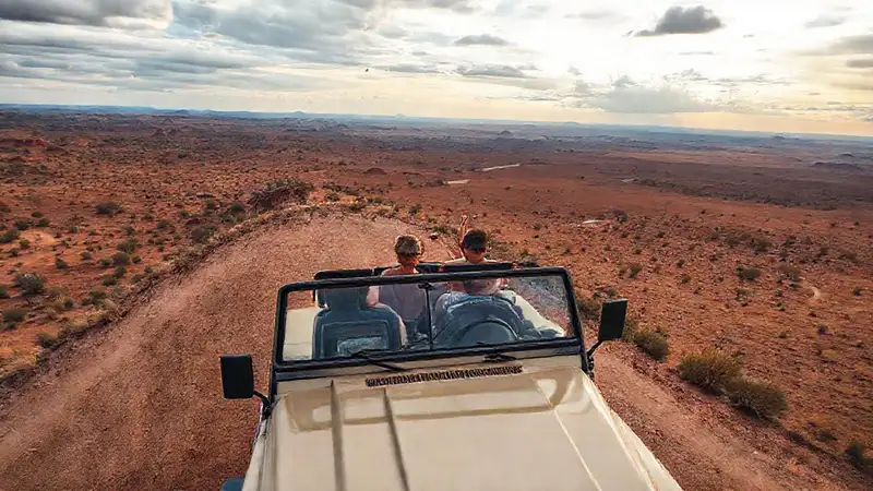 Un jeep safari ofrece paisajes contrastantes