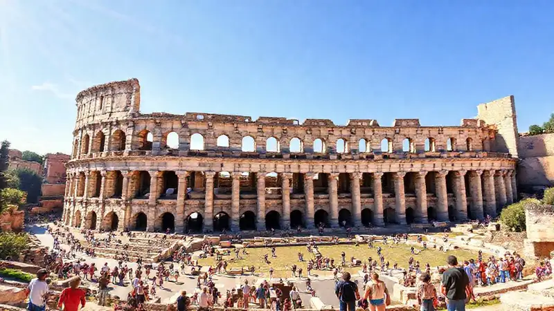 El anfiteatro romano de Nimes cautiva turistas