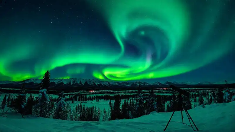 Aurora boreal pinta el paisaje canadiense