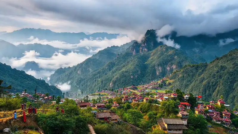 Impresionante paisaje montañoso y cultural asiático