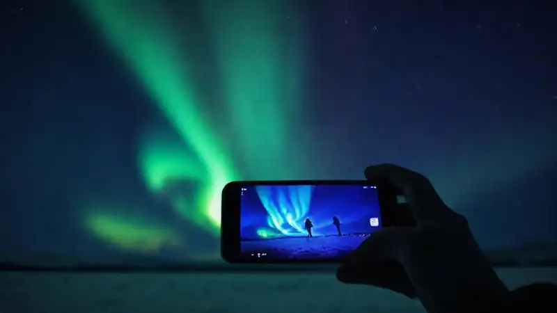 Luces boreales digitales impresionan en la naturaleza