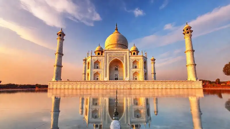 El Taj Mahal es un palacio de mármol místico