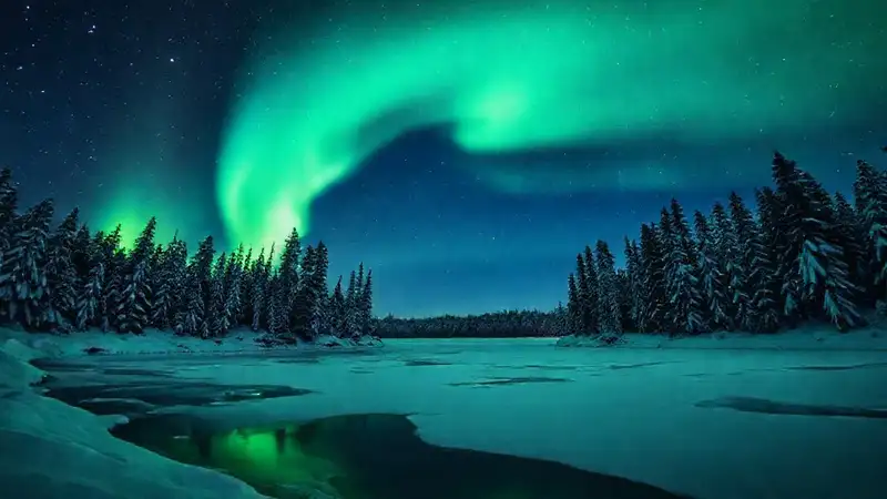 Aurora boreal ilumina el paisaje canadiense