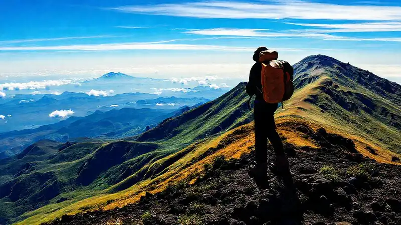 Escalador contempla el Kilimanjaro imponente