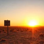 Atardecer dorado en un paisaje árido