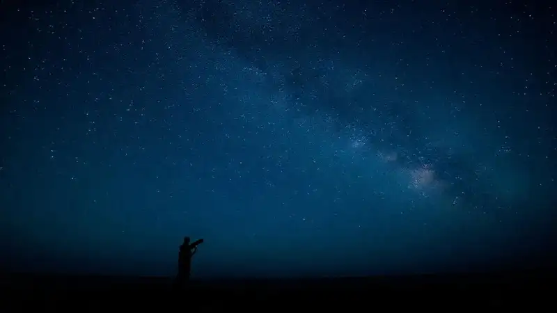 Un observador contempla la inmensidad oceánica