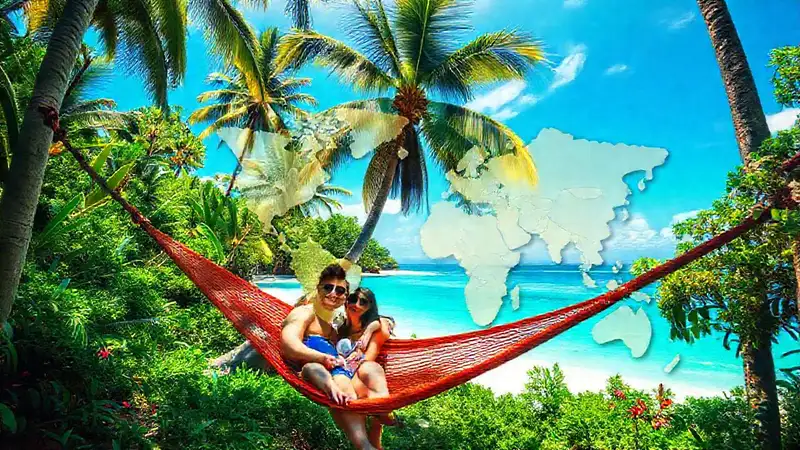 Un feliz par disfruta de la playa