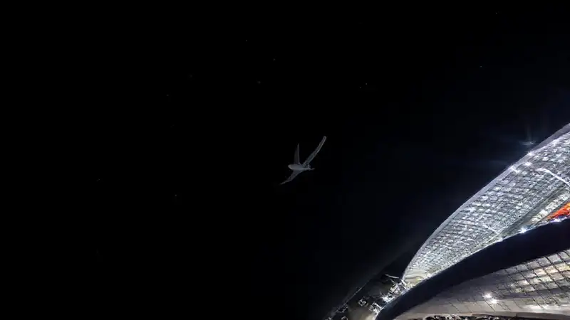 Avión nocturno ilumina el aeropuerto
