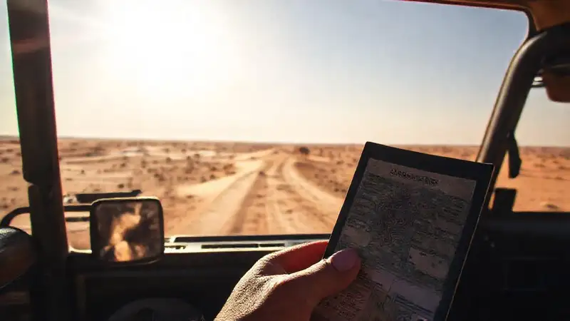 Viajero explora el desierto africano