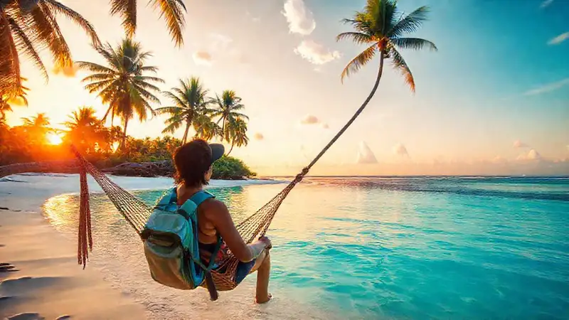 Viajero aventurero disfruta playa africana tranquila