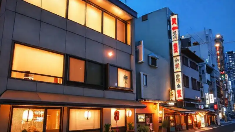 Ryokan moderno ilumina Yokohama serena y elegante